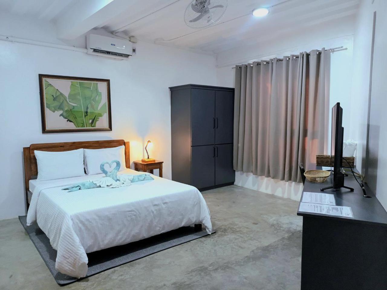 Av Suites Puerto Galera Exterior photo
