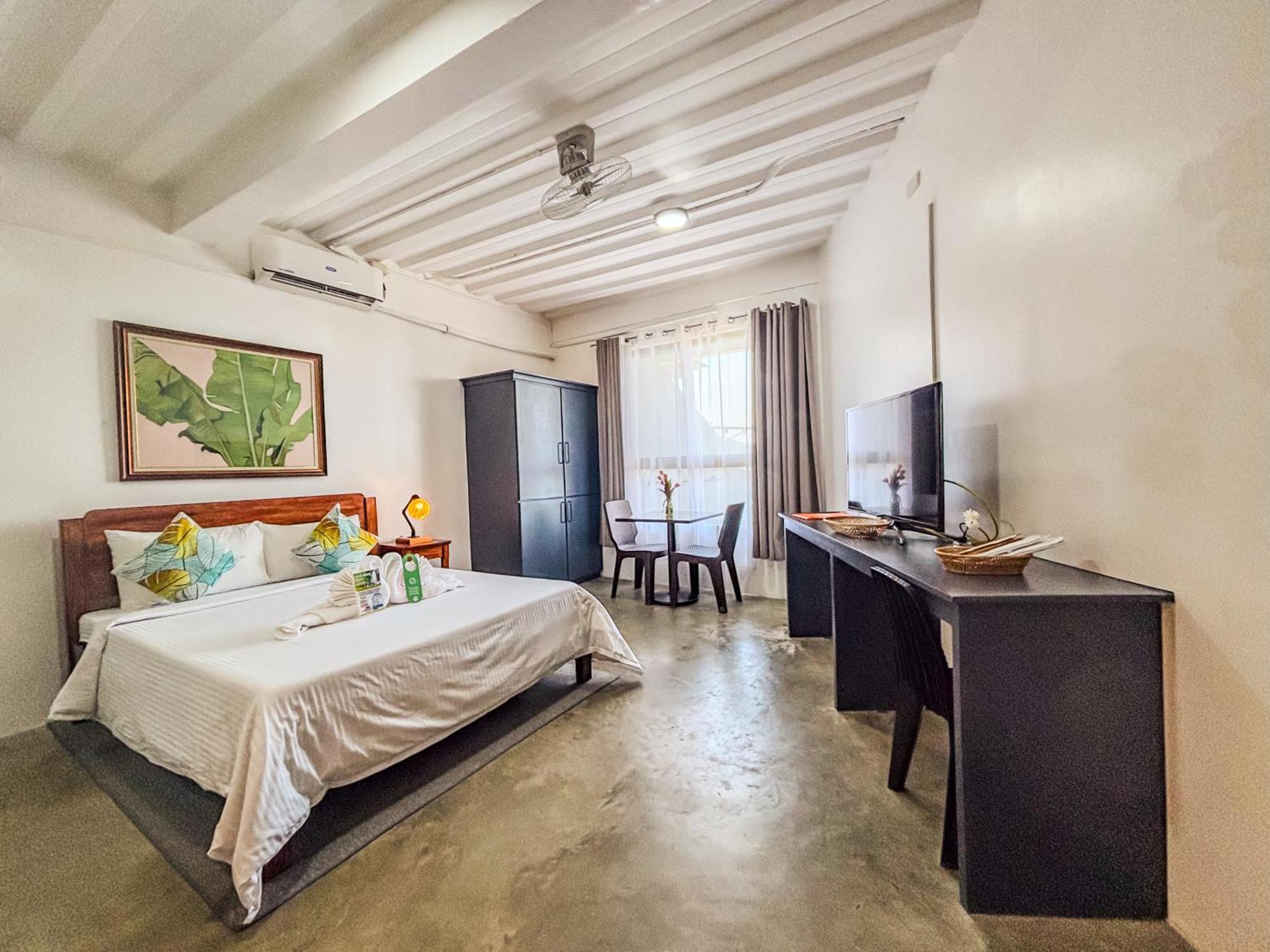 Av Suites Puerto Galera Exterior photo